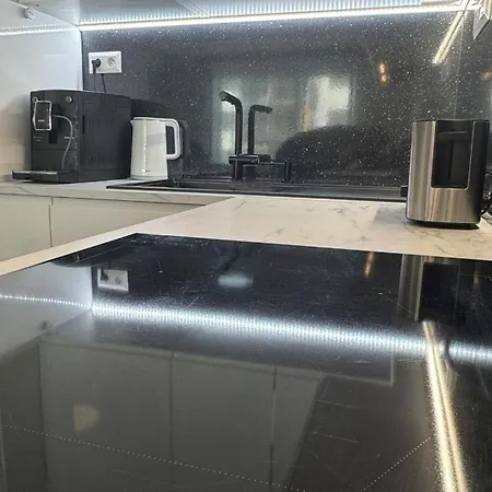 Prestige - Next To Ice Arena, Private Parking Appartamento