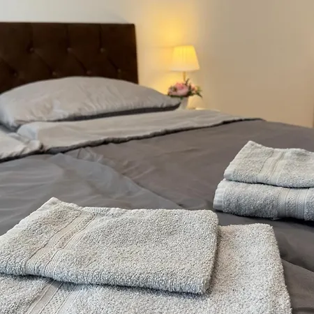 Prestige - Next To Ice Arena, Private Parking Appartamento