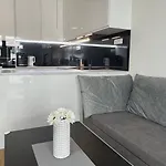 Prestige - Next To Ice Arena, Private Parking Apartamento