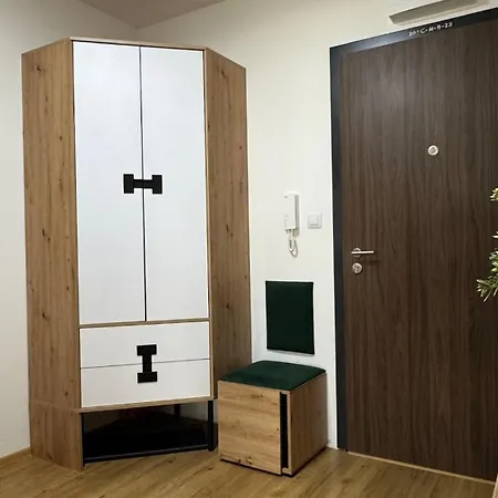 Prestige - Next To Ice Arena, Private Parking Apartment Pressburg