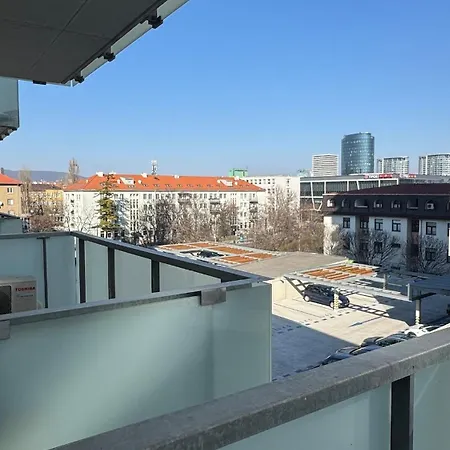 Prestige - Next To Ice Arena, Private Parking Apartment Pressburg